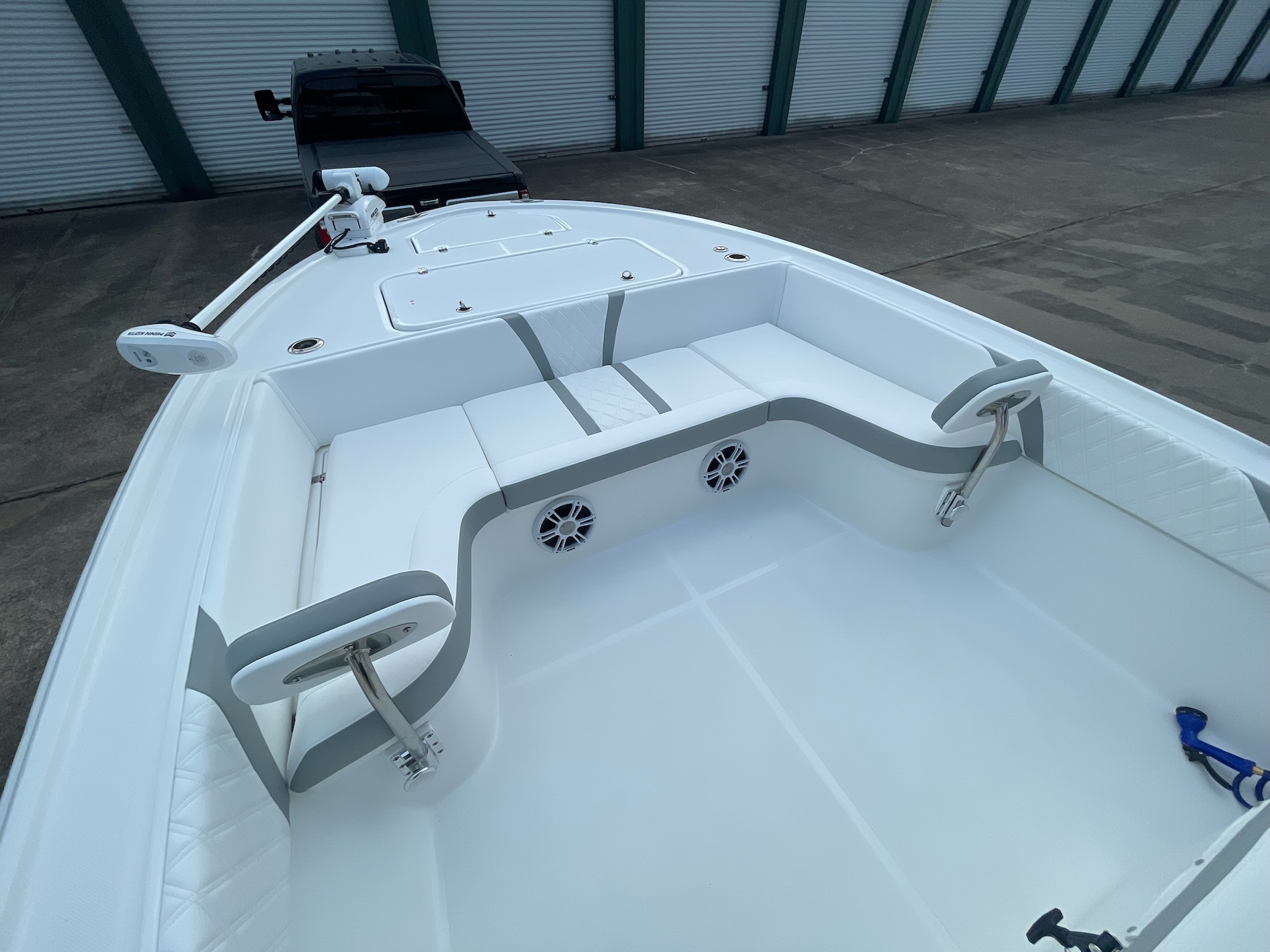 Canyon Bay 28h bow seating white gray warehouse
